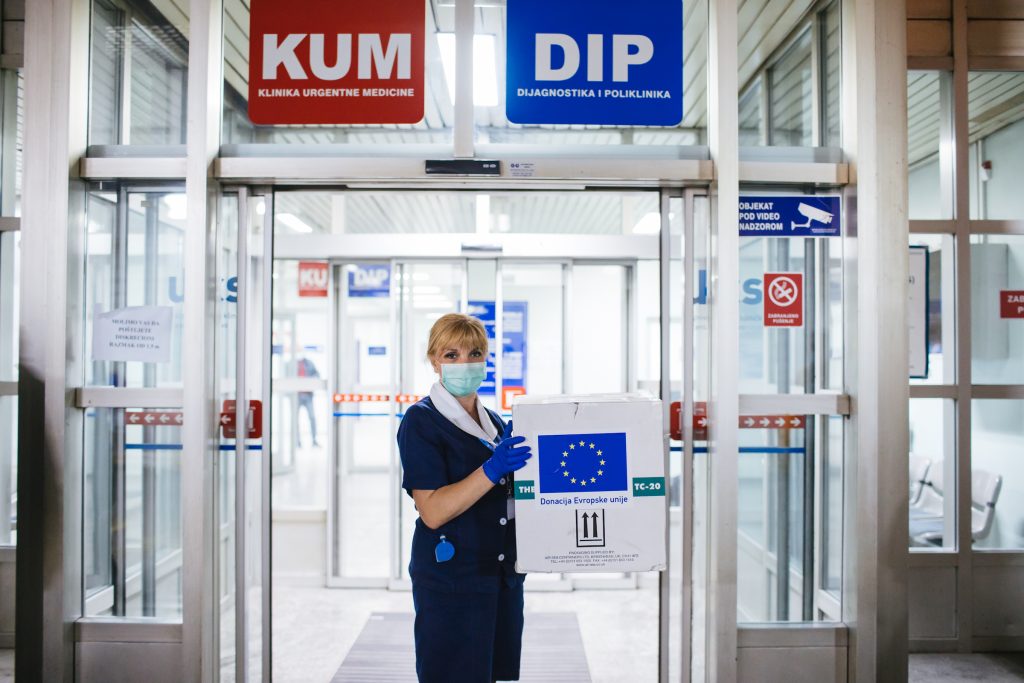 EU donirala 40.000 jedinica visoko kvalitetnog materijala za kontrolu testova na virus korone Bosni i Hercegovini