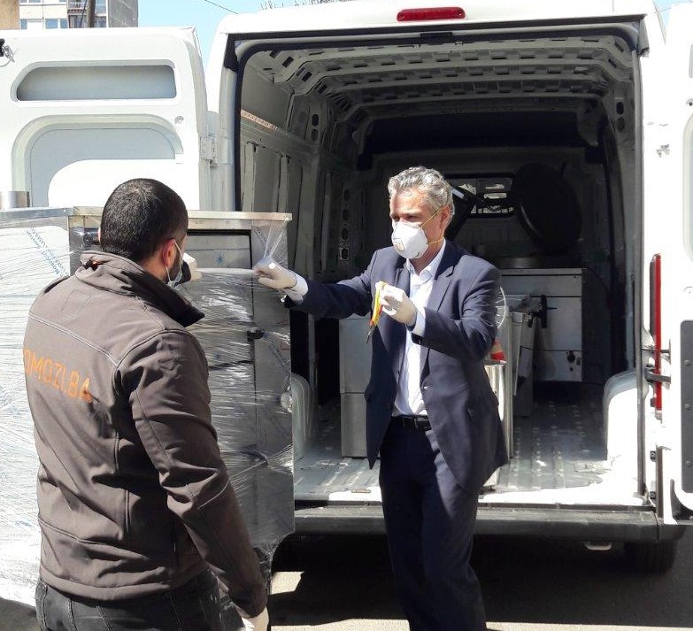 Ambasador Sattler posjetio Pomozi.ba i uručio donaciju EU za javnu kuhinju