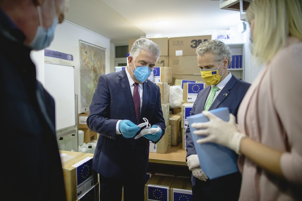 EU ambasador Sattler danas u Mostaru uručio zaštitnu opremu za medicinske radnike u HNK