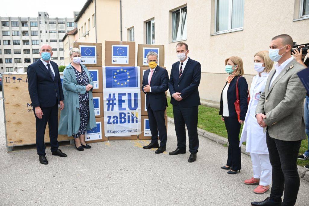 Ambasador Sattler otvorio Općinski sud i uručio medicinsku opremu UKC Tuzla