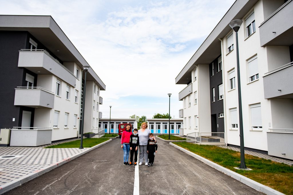 62 families in Bijeljina and Gradiška received apartments under the Regional Housing Programme