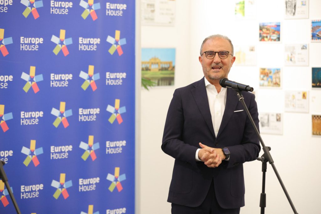 Celebrating Europe Day in BiH: “I Am Here, You Are Not – Postcards from Europe” exhibition by Filip Andronik opens at Europe House